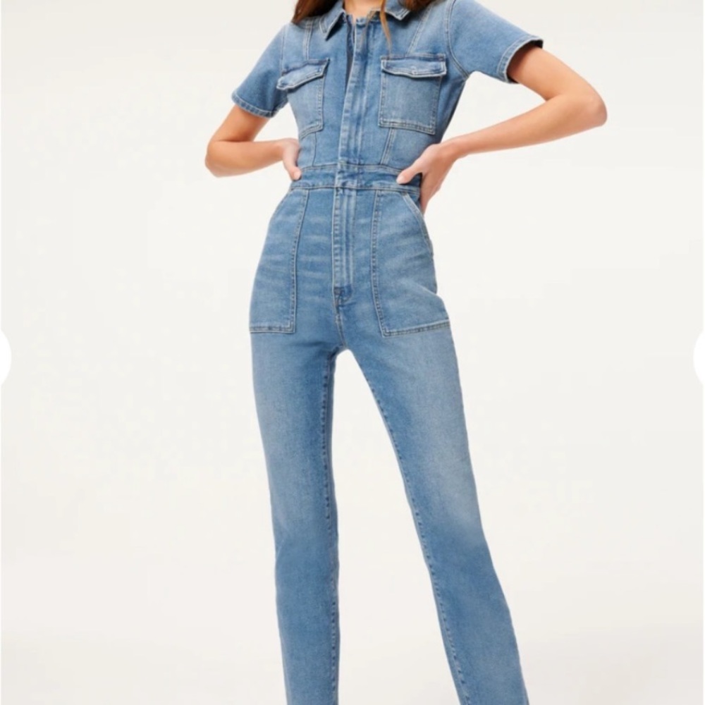 NWT denim jumpsuit. Size 0 in Good American which typically fits a 2/26.